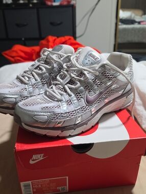 Nike Women's Silver and Gray Mesh Running Sneakers